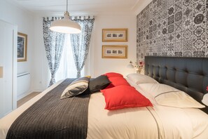 Deluxe appartement, 2 slaapkamers | 2 slaapkamers, luxe beddengoed, een bureau, een strijkplank/strijkijzer