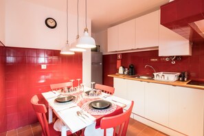 Deluxe Apartment, 2 Bedrooms | Private kitchen | Full-sized fridge, microwave, oven, stovetop - Lisbon Fragrances Orange Flowers (Lisbon)