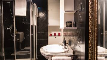 Deluxe-Apartment, 2Â Schlafzimmer | Badezimmer | Dusche, Regendusche, Designer-Toilettenartikel, Haartrockner