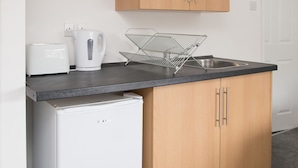 Standard Double Room, 1 Double Bed, Non Smoking | Private kitchenette | Electric kettle - Tlk Apartments And Hotel (Orpington)