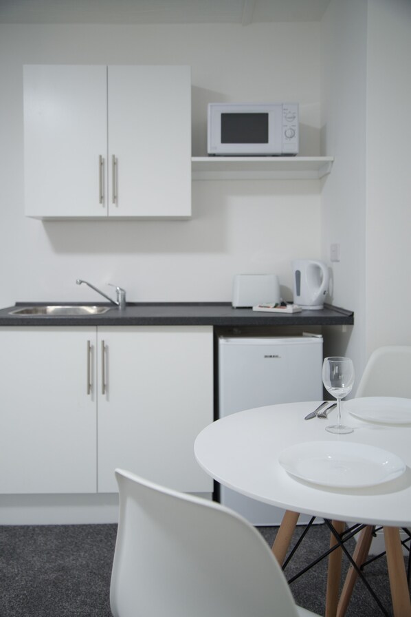 Double Room, 1 Double Bed | Private kitchen - Tlk Apartments And Hotel (Orpington)