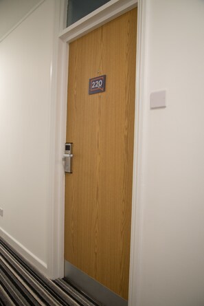 Desk, iron/ironing board, cribs/infant beds, rollaway beds - Tlk Apartments And Hotel (Orpington)