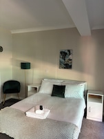 Habitación estándar doble, 1 cama doble, no fumadores | Escritorio, tabla de planchar con plancha, wifi gratis y ropa de cama