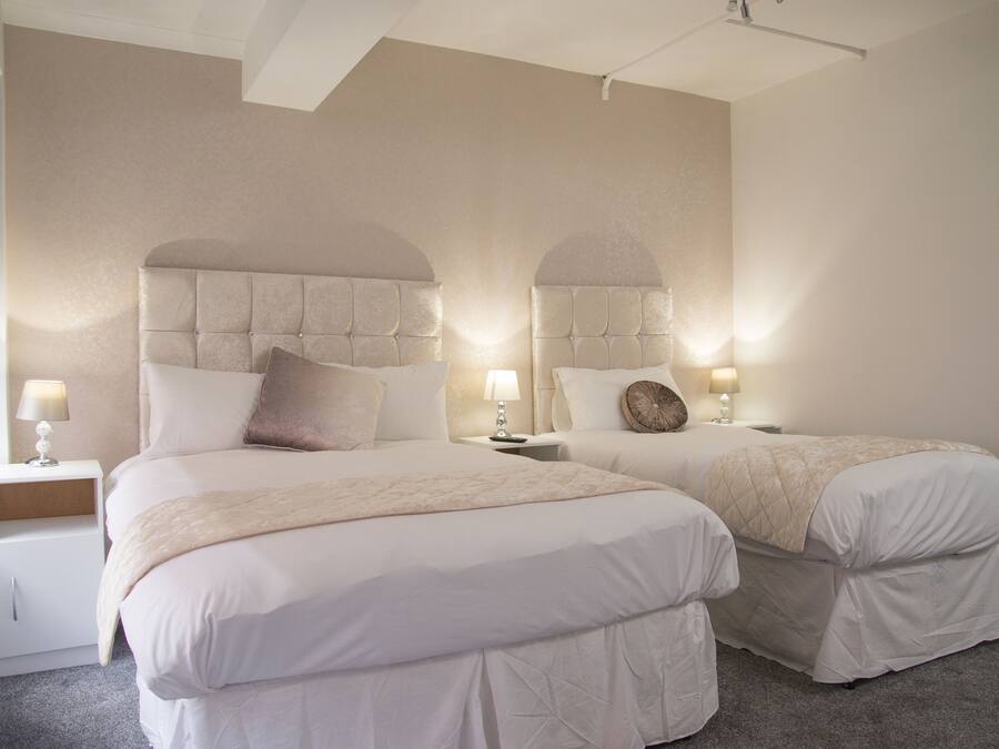 Deluxe Triple Room, Multiple Beds | Desk, iron/ironing board, cribs/infant beds, rollaway beds