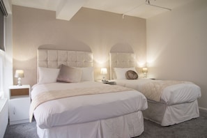 Habitación triple Deluxe, varias camas | Escritorio, tabla de planchar con plancha, cunas (de pago)