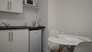 Double Room, 1 Double Bed | In-room dining - Tlk Apartments And Hotel (Orpington)