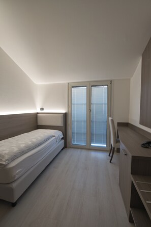 �單人房 | 迷你吧、房內夾萬、書桌、免費 Wi-Fi