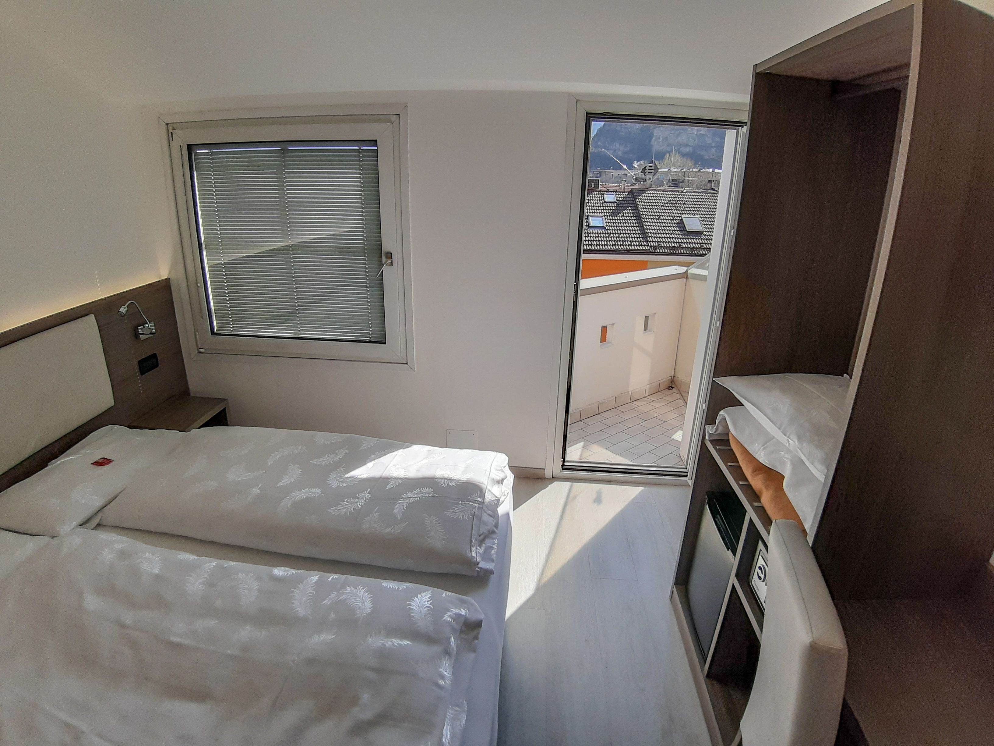 Minibar, safe på rommet, skrivebord og wi-fi (inkludert)