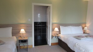 Premium bedding, desk, iron/ironing board (on request) - Watersedge (Kenmare)