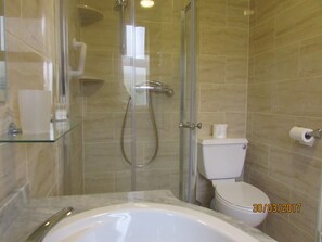 Double Room | Bathroom - Watersedge (Kenmare)