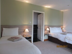 Premium bedding, desk, iron/ironing board, free cots/infant beds - Watersedge (Kenmare)