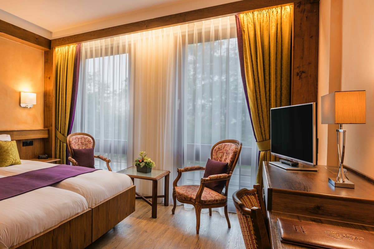 Superior tweepersoonskamer, uitzicht op rivier | Luxe beddengoed, een minibar, een kluis op de kamer, een bureau
