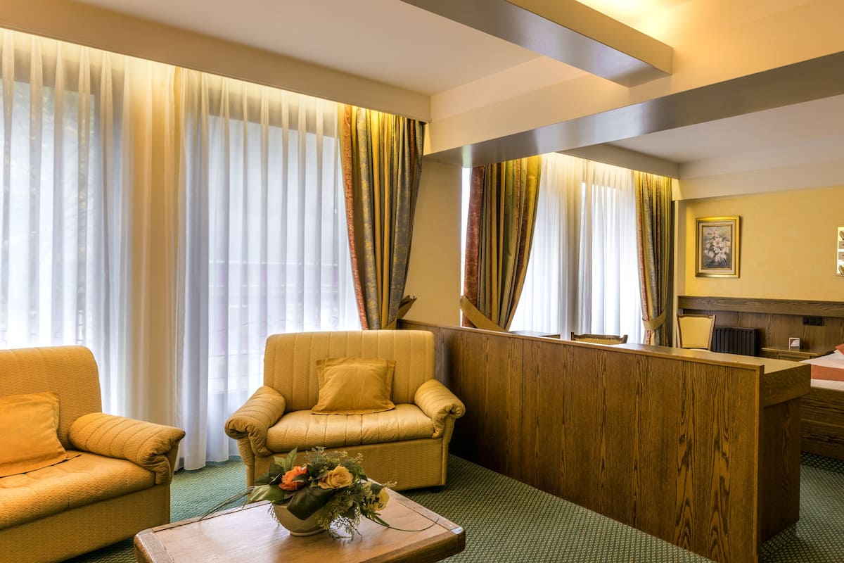 Deluxe suite, uitzicht op rivier | Luxe beddengoed, een minibar, een kluis op de kamer, een bureau