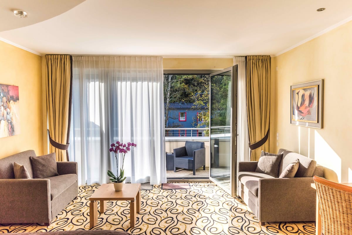 Comfort suite, uitzicht op rivier | Luxe beddengoed, een minibar, een kluis op de kamer, een bureau