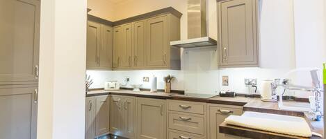 Departamento Deluxe, 2 habitaciones | Cocina privada | Refrigerador con congelador, microondas, horno y parrilla de estufa