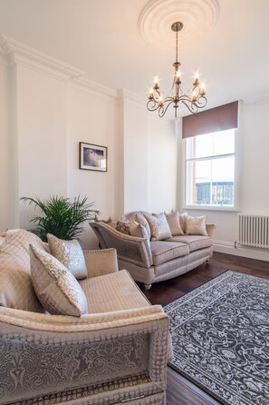 Deluxe Apartment, 2 Bedrooms | Living room | Flat-screen TV - City Visits - Mint Drive (Birmingham)