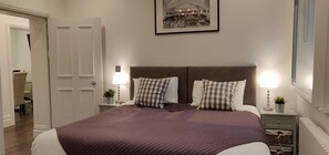 2 bedrooms, premium bedding, individually decorated - City Visits - Mint Drive (Birmingham)