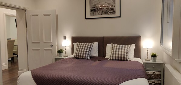 2 bedrooms, premium bedding, individually decorated - City Visits - Mint Drive (Birmingham)