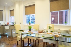 Deluxe Apartment, 2 Bedrooms | In-room dining - City Visits - Mint Drive (Birmingham)