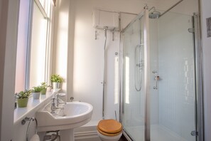 Deluxe Apartment, 2 Bedrooms | Bathroom - City Visits - Mint Drive (Birmingham)