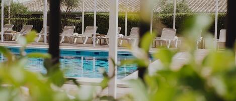 Piscine extérieure, parasols de plage, chaises longues