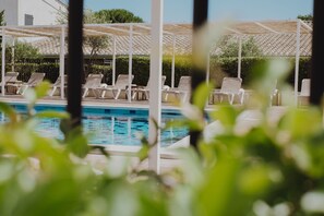 Piscine extérieure, parasols de plage, chaises longues