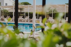 Una piscina al aire libre (de 08:00 a 20:00), sombrillas, tumbonas