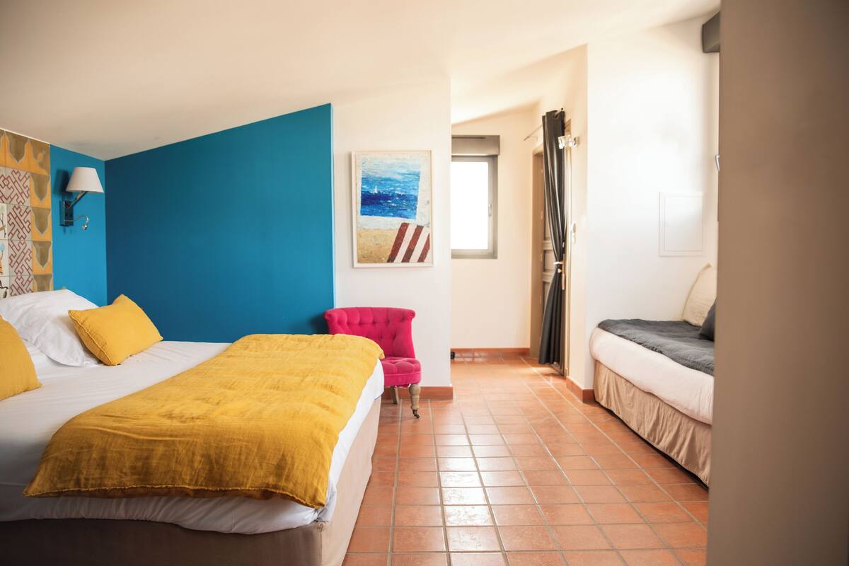 Deluxe kamer | Luxe beddengoed, een minibar, een kluis op de kamer, een bureau