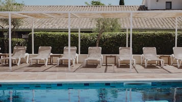 Piscine extérieure, parasols de plage, chaises longues