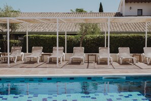 Utomhuspool, öppet 08.00 till 20.00, parasoller och solstolar
