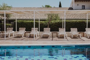 Piscina externa, funciona das 8h às 20h, guarda-sóis, espreguiçadeiras