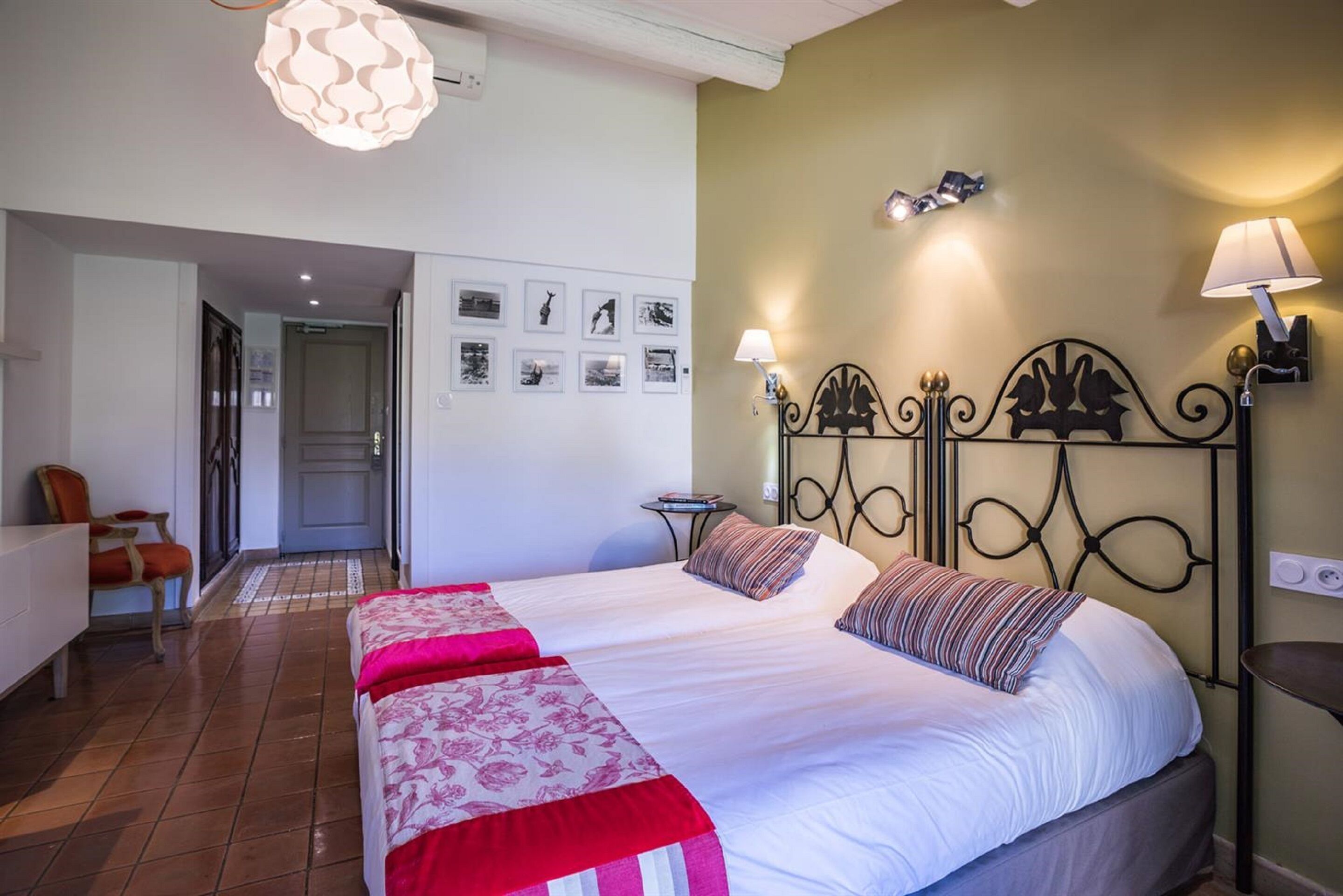 Twin kamer | Luxe beddengoed, een minibar, een kluis op de kamer