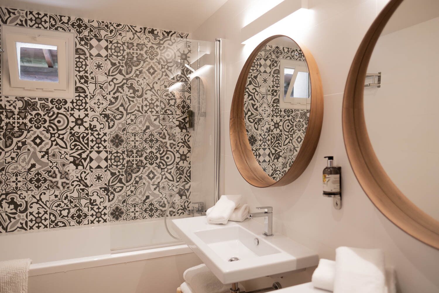 family suite | bathroom | free toiletries, hair dryer, towels