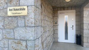 A stone-walled hallway leading to a white door labeled "Hotel Bismarckhöhe Gastehaus 1". - Hotel Bismarckhöhe (Tecklenburg)