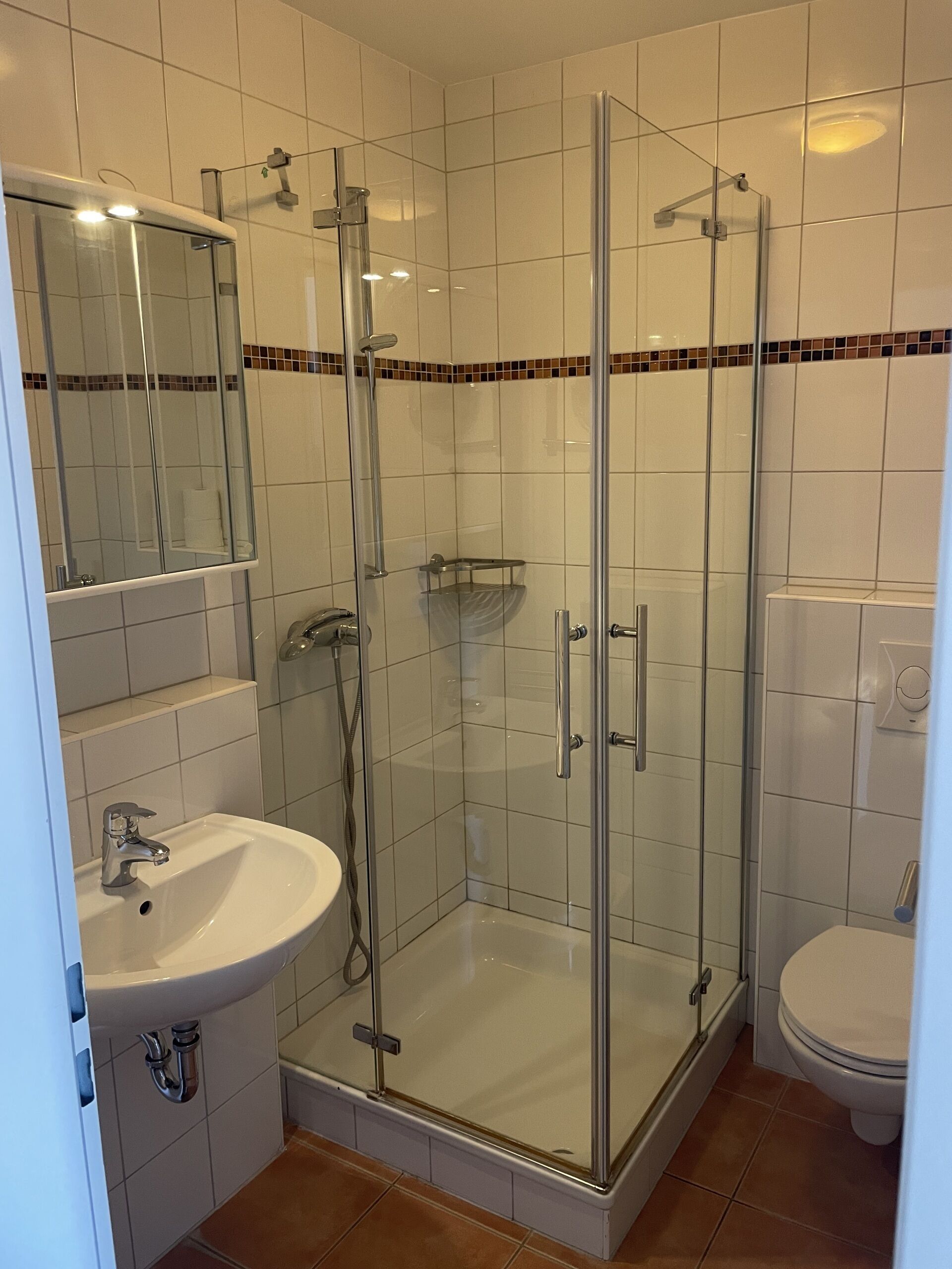 standard triple room, private bathroom | bathroom