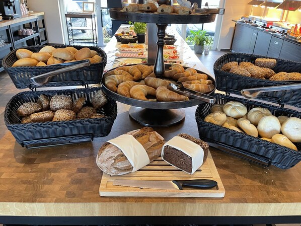 Chambre Triple Standard, salle de bains privée | Repas de petit déjeuner | Petit déjeuner servi en supplément