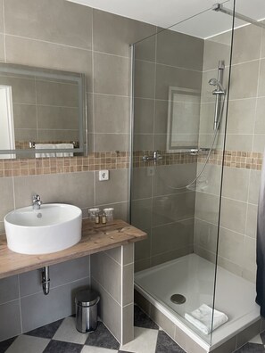Standaard driepersoonskamer, privébadkamer | Badkamer