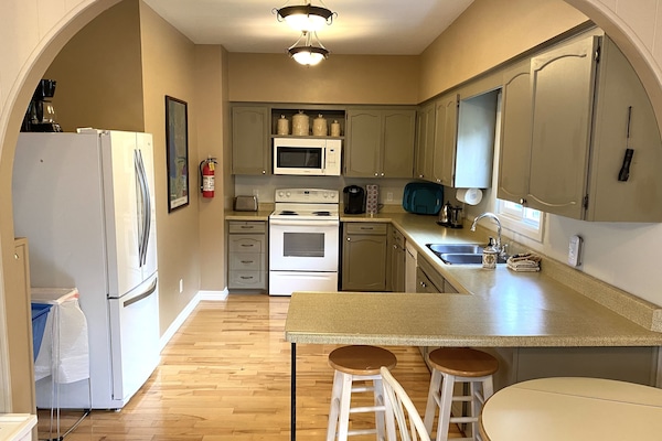 Geladeira, micro-ondas, cooktop, lava-louças