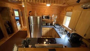 Full-size fridge, microwave, oven, stovetop