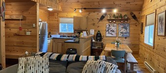 Chalet rustique calme, accès au lac, près des rochers sur la photo! Bateau, radeau, natation!