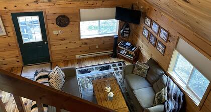 Hiljainen maalaismainen mökki, pääsy järvelle, kuvassa olevien kivien lähellä! Vene, lautta, uinti!