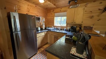 Full-size fridge, microwave, oven, stovetop