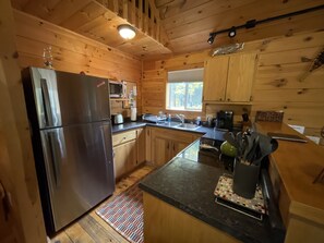 Full-sized fridge, microwave, oven, stovetop