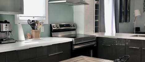 Coffee/tea maker, fridge, microwave, oven
