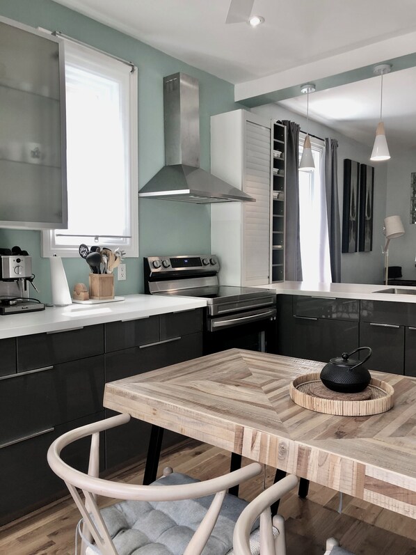 Réfrigérateur, four à micro-ondes, un four, surface de cuisson