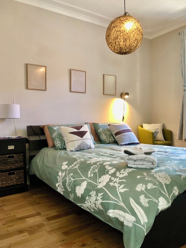 3 chambres, bureau, fer et planche à repasser, accès au Wi-Fi (inclus)