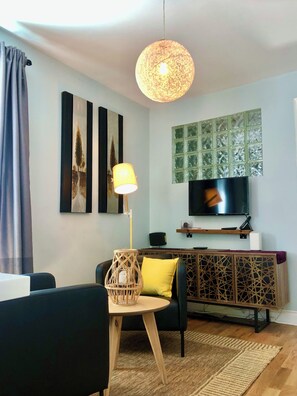 Téléviseur connecté, chaîne audio, bureau