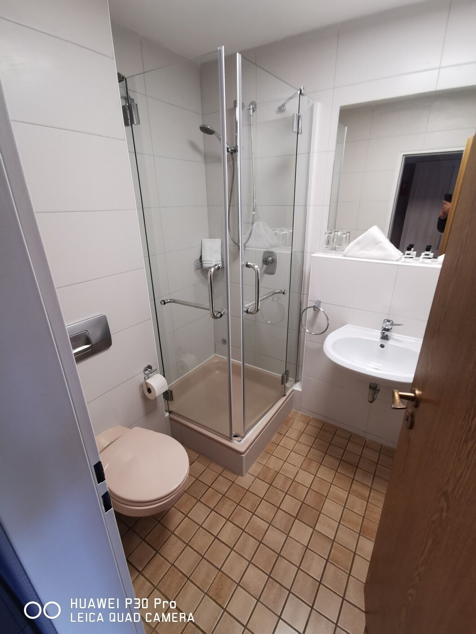 classic single room, private bathroom | bathroom