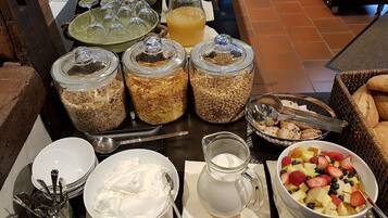 Een ontbijtbuffet met diverse etenswaren en drankjes.