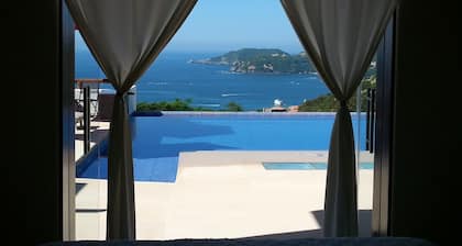 CASA MONARCA. Playa La Ropa, Zihuatanejo, Gro. México